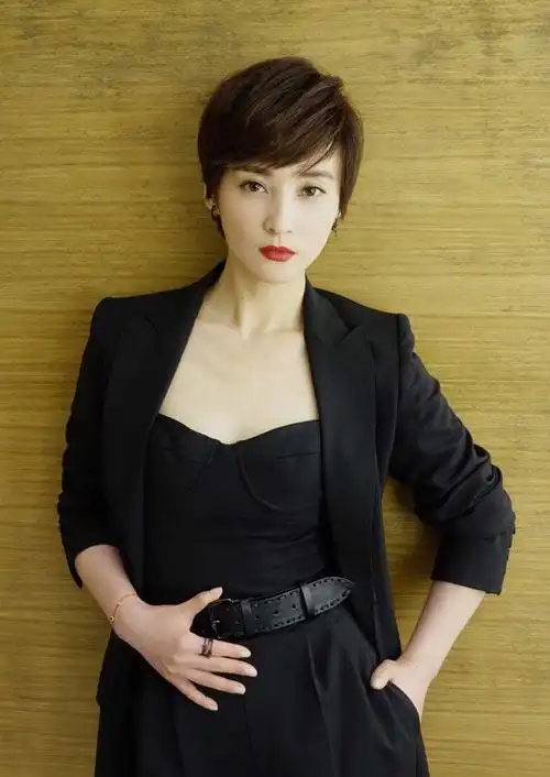 蒋勤勤剪短发走中性风令人惊艳撞脸孙俪颜值重回巅峰