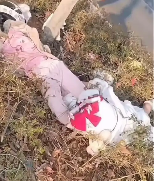 云南2名年轻女孩骑摩托车撞上花台,不幸双双身亡