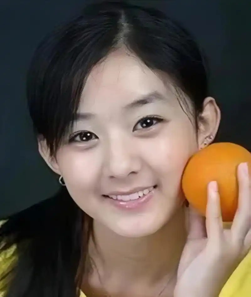 早年的赵丽颖虽然看上去十分青涩,但是神情确是万分的灵动,不然也不会