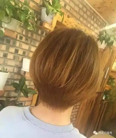 短发.