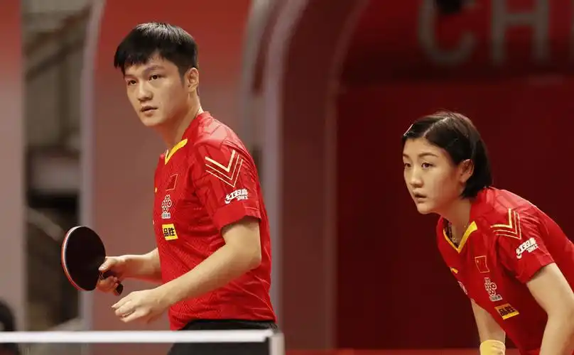 太可爱樊振东与陈梦击掌庆祝后突然想起防疫规定忍不住笑了