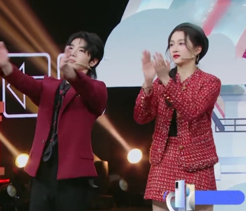 关晓彤太贴心华晨宇摸她头的时候她立马蹲下去生怕别人累着