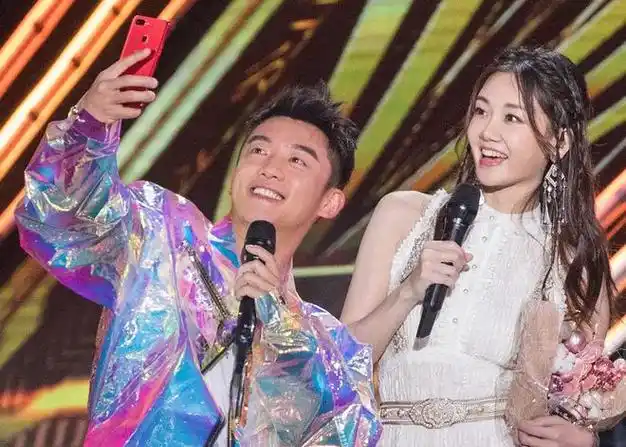 郑恺夫妇和刘畊宏跳操苗苗二胎后仨月恢复身材白皙苗条好少女