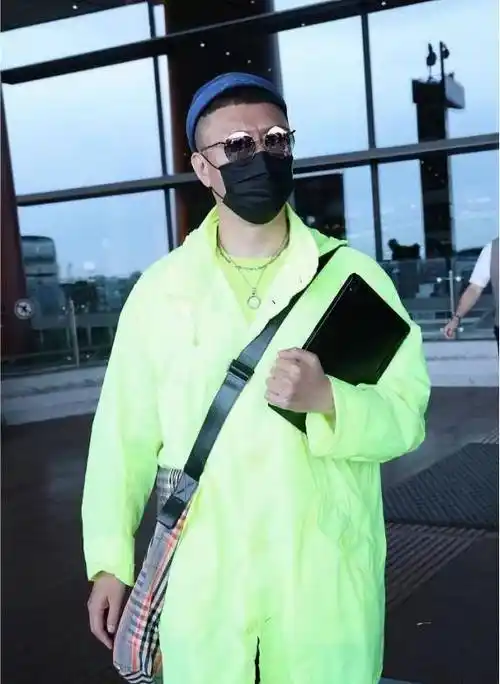 原创孙红雷穿绿色风衣外套气质很特别看着像雨衣一点不像50岁的人