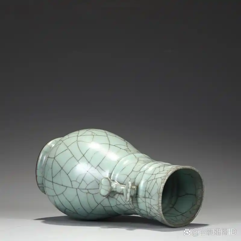 旧藏 南宋 官窑青釉如意耳贯耳瓶 尺寸:高23公分 口径9.5公分 肚径14.
