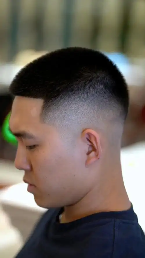 美式寸头的外轮廓继承了圆寸的圆润 在三个位置的发际线处 做了非常