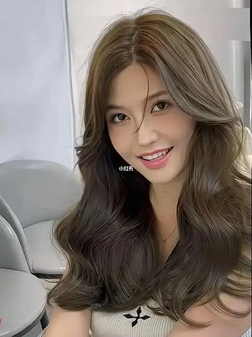 超显白显气质发色亚麻灰棕以亚麻色为基础 灰色更多是头发上面的质感