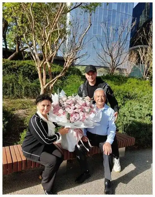 新疆街头"迪丽热巴"遍地开花!_家人_观众_明星