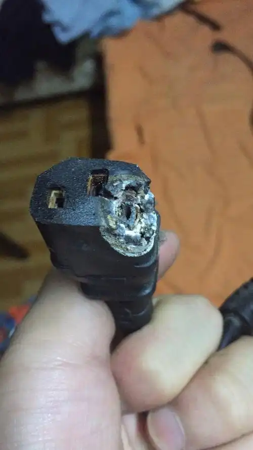 我家电脑这电源线头子烧了是怎么回事