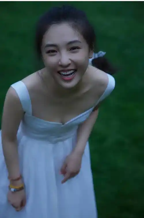 吴倩白色长裙出镜,马尾辫造型, 清纯又甜美!