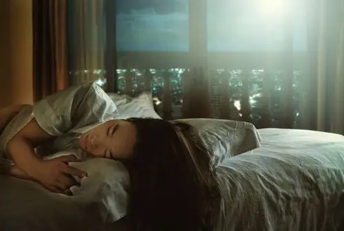 至凌晨1点,气血流注於胆经,凌晨1-3点,气血流注於肝经,这段时间 睡觉