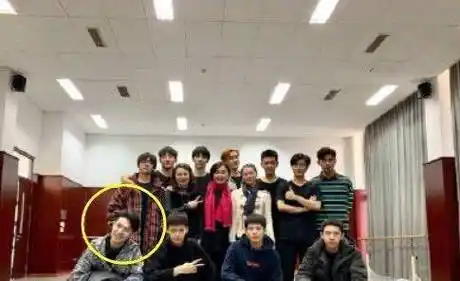 易烊千玺中戏合照被公开全网都被他身后小哥吸引校霸不是虚的