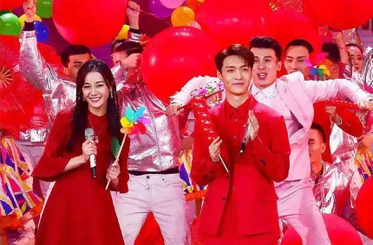 原创迪丽热巴今年舞台还是穿红裙男搭档却换了不过都是一线男明星