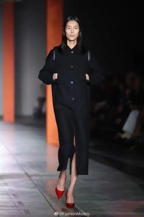 刘雯暌违国际秀场三年重返时装周 压轴出场气场全开