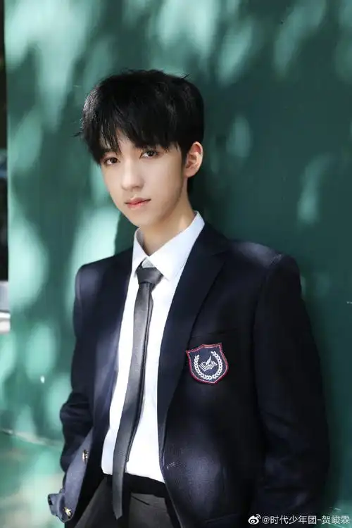 贺峻霖晒校服造型随拍##贺峻霖想把空调套头上