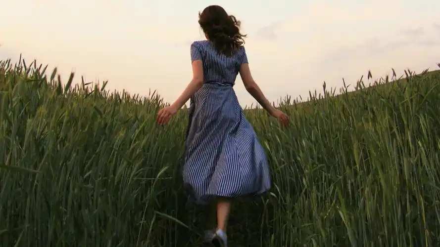 女人奔跑优美图片-人物壁纸-高清人物图片-娟娟壁纸