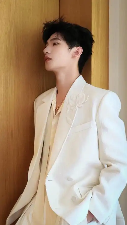 杨洋的海外人气##杨洋山茶白西装