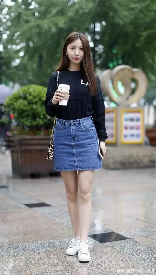 街拍:自带时尚感的牛仔短裙,凸显性感身材,衬托修长美腿