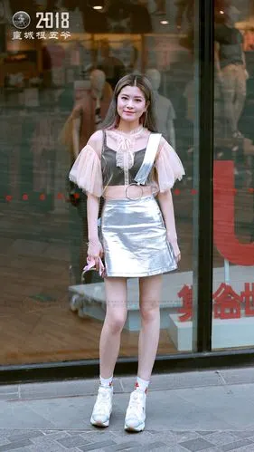 街拍:特别适合美女夏季外出逛街的时装搭配