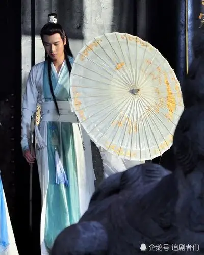 长发翩翩的白衣少年打着伞,新《绝代双骄》花无缺公子胡一天这背影
