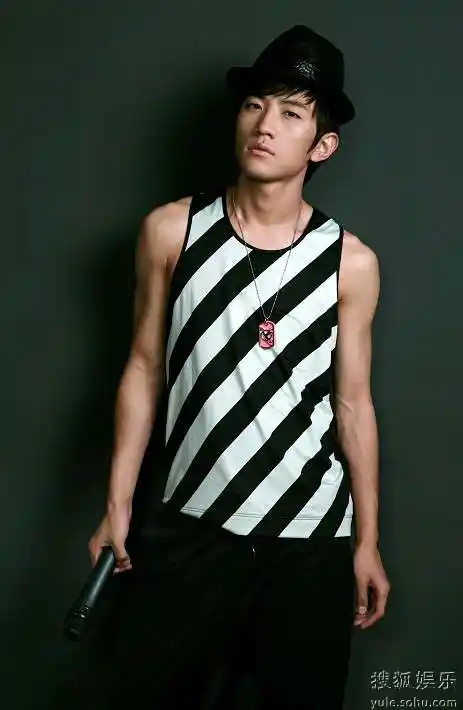 大左黑色系写真曝光举手投足流露年轻野性