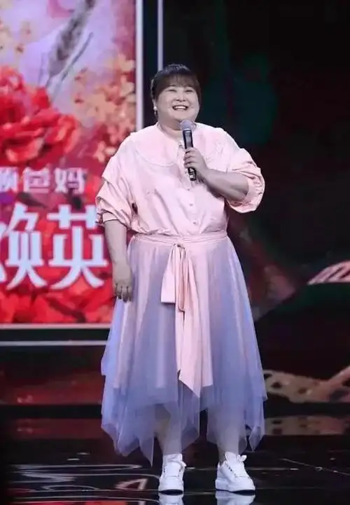 贾玲胖得很坦荡,把仙气纱裙穿出"围裙"的感觉,骨子里依然自信