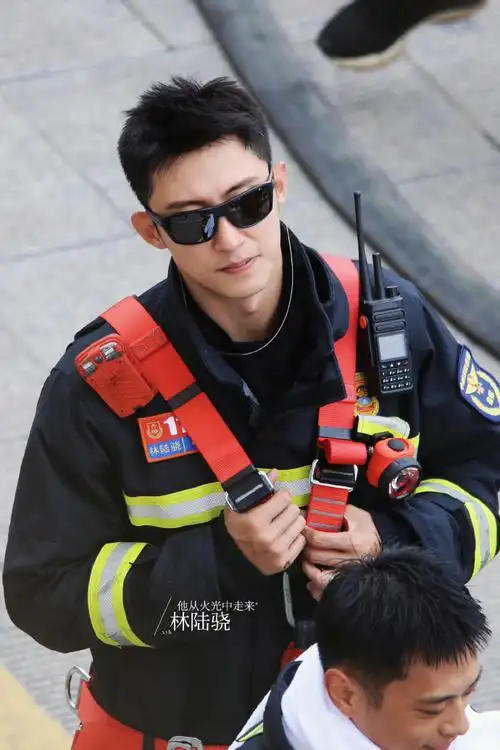 黄景瑜他从火光中走来