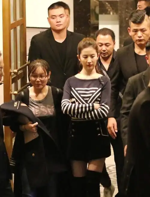 在医院偶遇刘亦菲拍戏生图感叹她36岁还这么漂亮皮肤白气质好