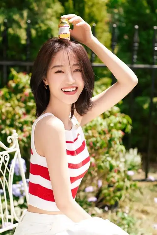 蓝盈莹红白条纹背心##蓝盈莹的闪光生活