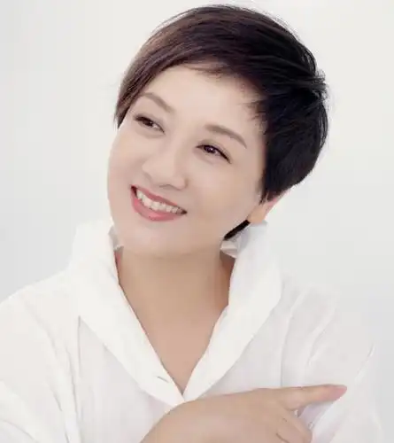 难怪张国立要将自己老婆藏在家,看邓婕久违露面的样子,我秒懂了_高清