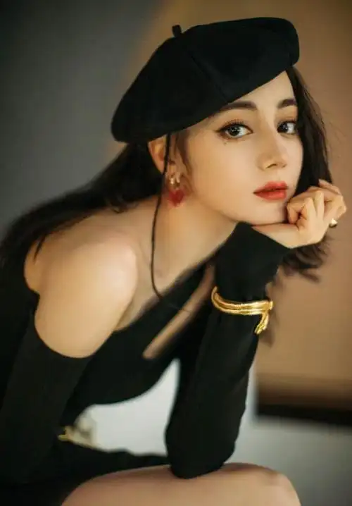 迪丽热巴黑色贝雷帽造型甜美冷酷又不失性感