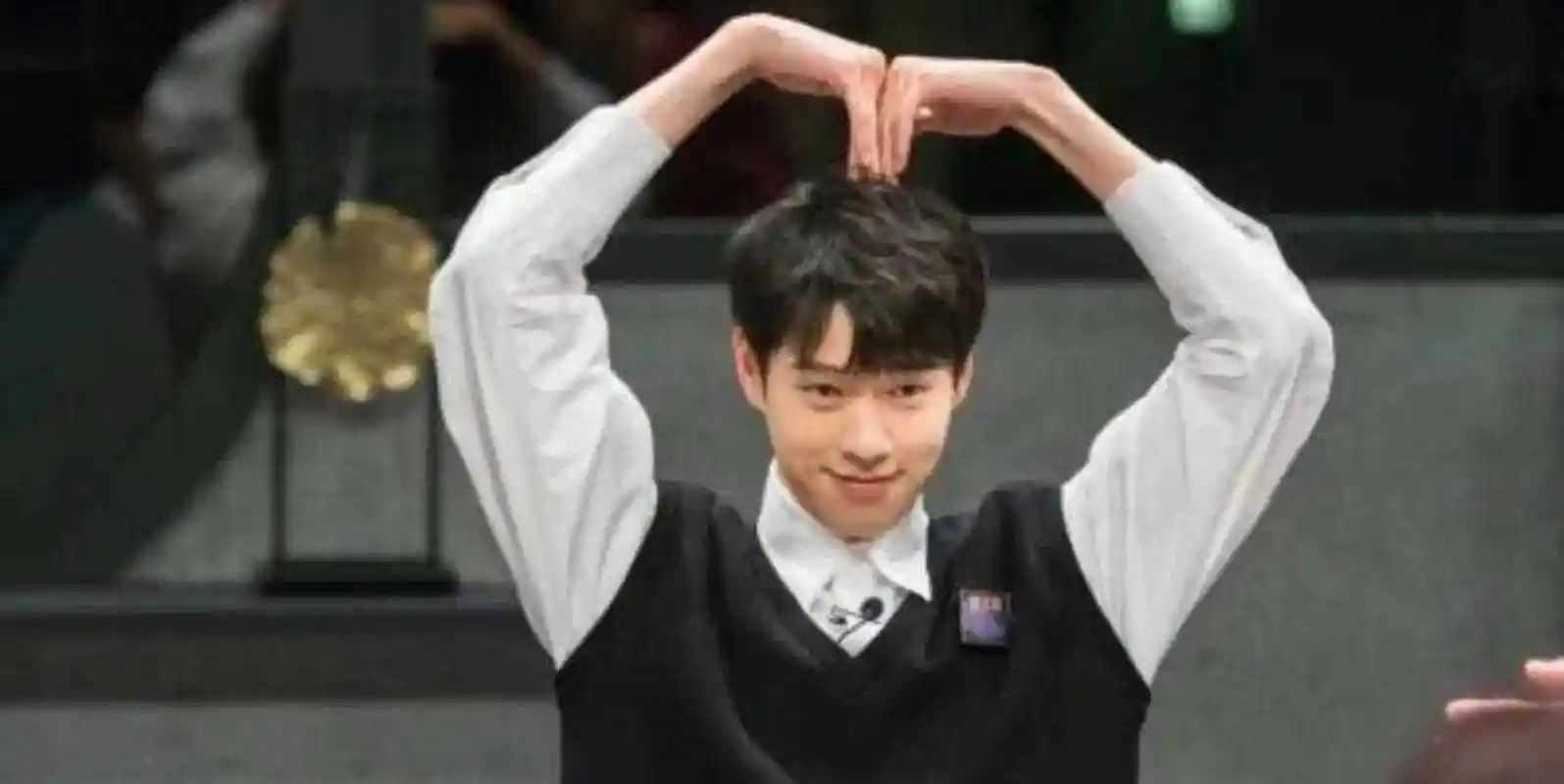 魏大勋的日文是隔空表白杨幂  520杨幂宣传新剧带比心的图片时,魏大勋