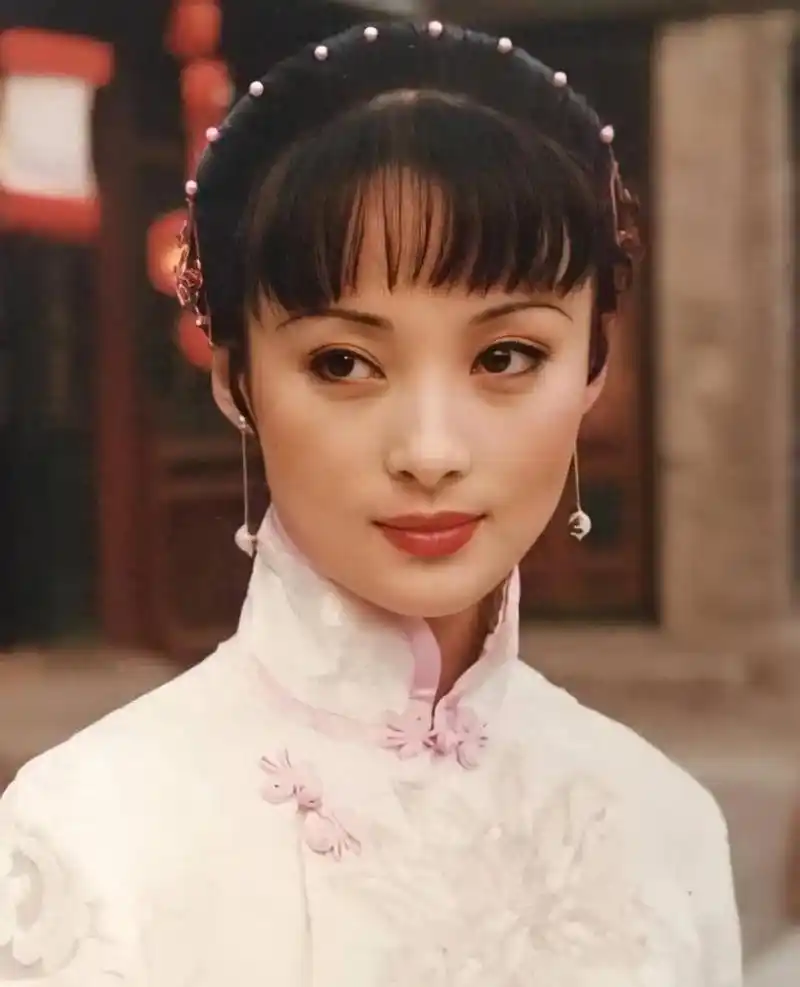 蒋勤勤到底是不是顶级古装美女?看看她和朱茵的合影你就知道了