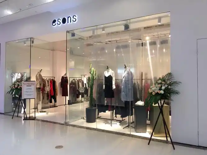 柏盈品牌店面形象设计_柏盈女装专卖店橱窗陈列展示【实图】 -中服网