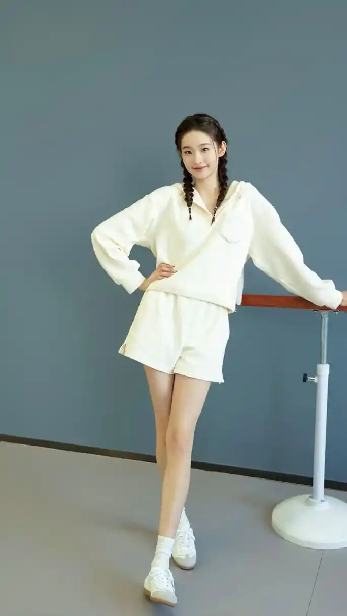 张艺凡# #张艺凡穿高跟鞋1米9