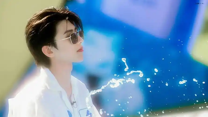 蔡徐坤壁纸:喜欢的少年依然如光,身后永远有风