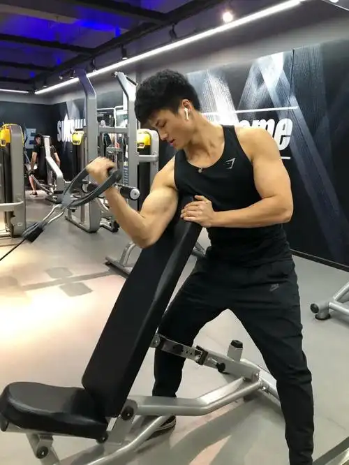 4年前,178cm的他只有108斤