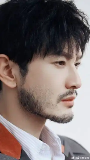 黄晓明超话 明明子的侧脸也太帅了 络腮胡真的太适合明明子了 百看不