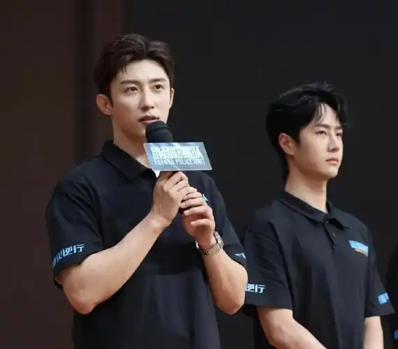 黄景瑜和警校学生掰手腕##黄景瑜王一博路演同框