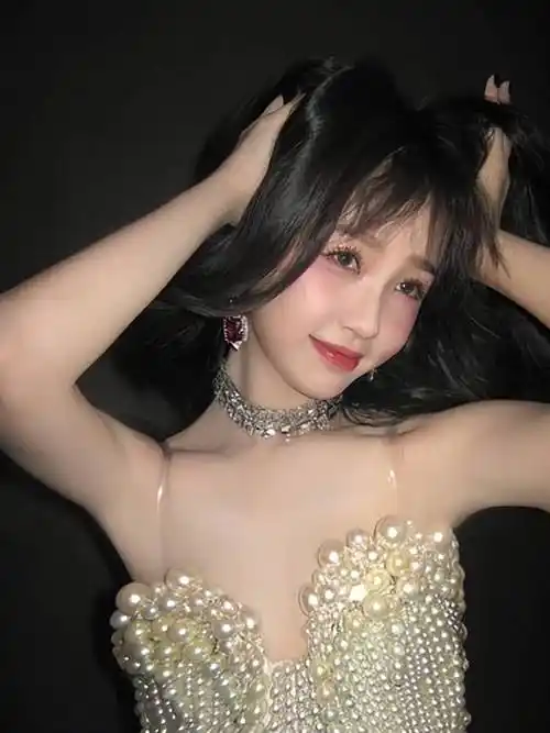 虞书欣肤白貌美太惊艳了!魔鬼身材长腿纤细性感火辣_事业_黑色_写真