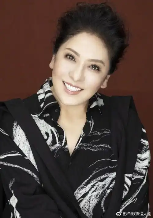 向太陈岚放飞自我!自拍恶搞照,留爆炸卷发大眼睛像"外星人"