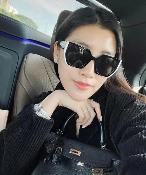 朱丽倩是刘德华的妻子,出身于一个富裕家庭.