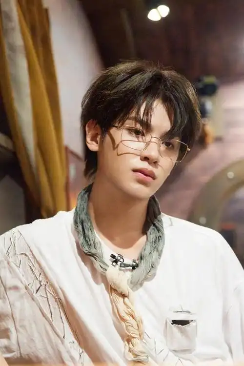 黄明昊《密室大逃脱》最新剧照释出~水手装扮搭配金丝眼镜