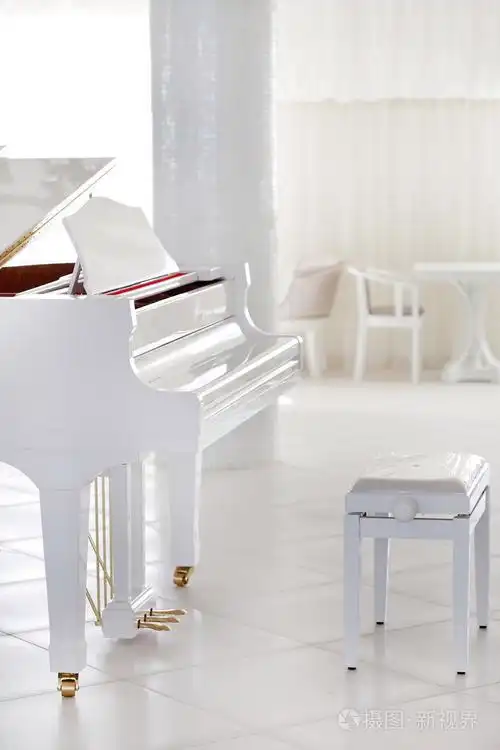 白色钢琴