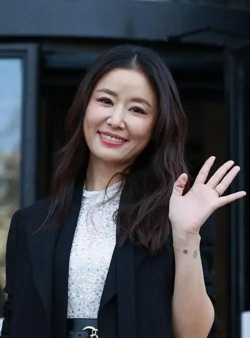 巴黎时装周,莫文蔚五官下移,林心如发福明显,这三位小花被期待