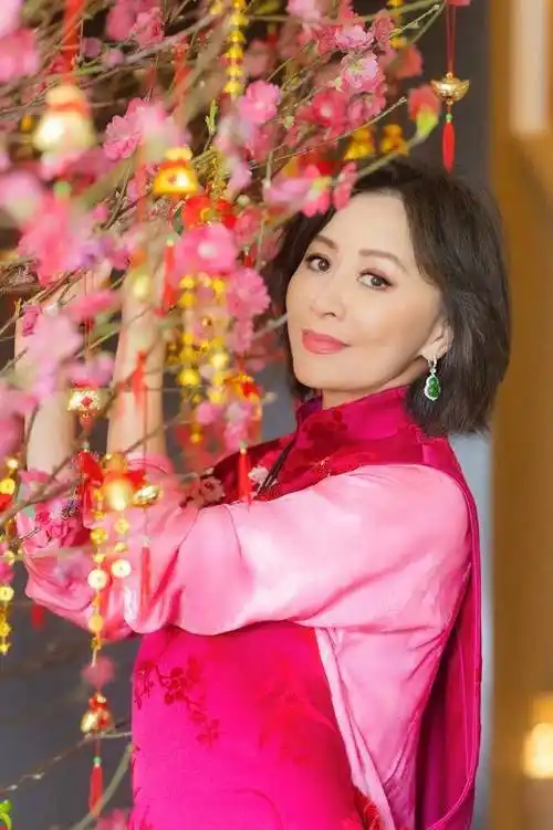 刘嘉玲新年照引发热议,穿嫩粉色服装被嘲"土气",59岁了还装嫩_时尚