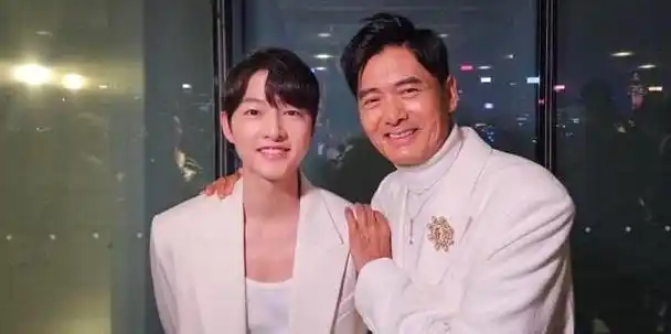 周润发领衔,品尝特色小吃,与员工合影笑容满面