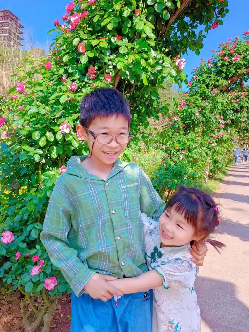 何其幸运,一儿一女,凑成了一个好字,从此我便有了棉袄也有了铠 - 抖音