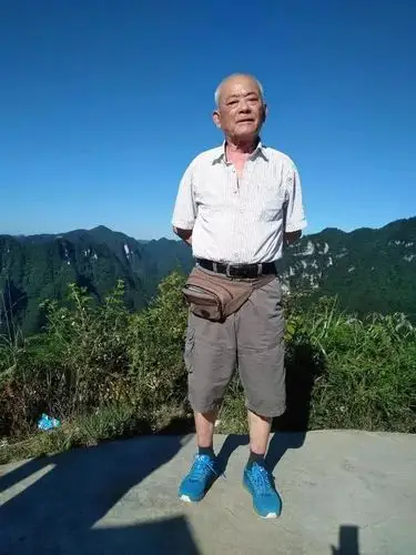 据李泽源介绍,他的父亲李斌武老家在四川,是一名抗日军人.