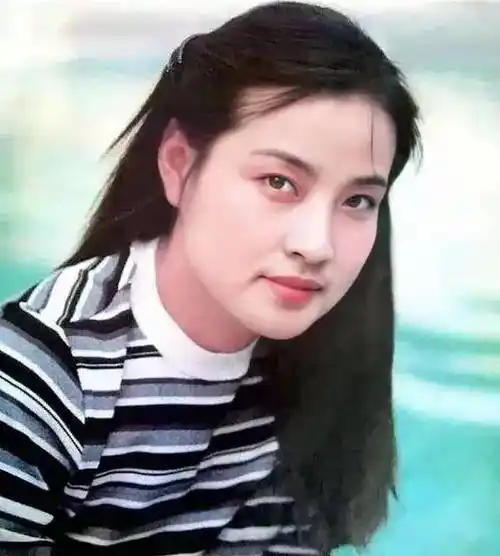 原创刘晓庆自家别墅外踏青感受春天气息本人心态好大耳朵太抢镜